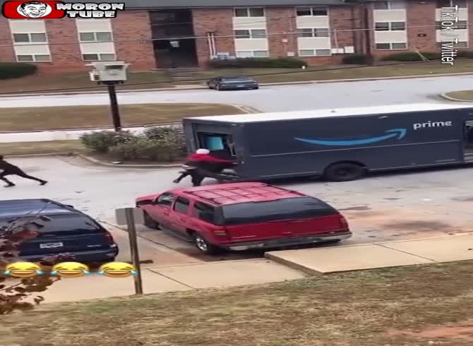 Video: In front of a defenseless delivery lady, a gang of riffraff empty an Amazon delivery vehicle